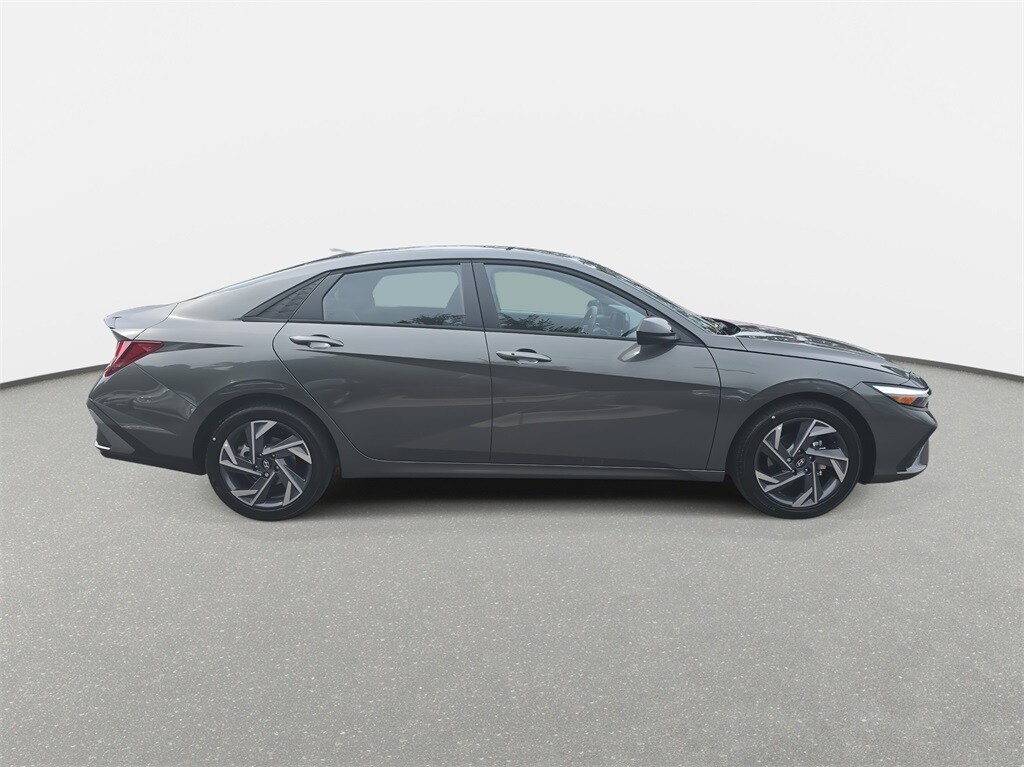 2025 Hyundai Elantra SEL Sport photo 4