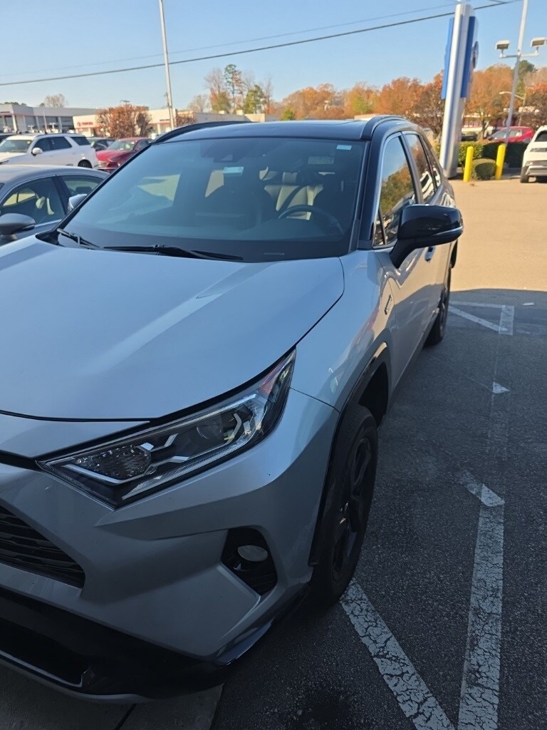 2020 Toyota RAV4 Hybrid XSE photo 2