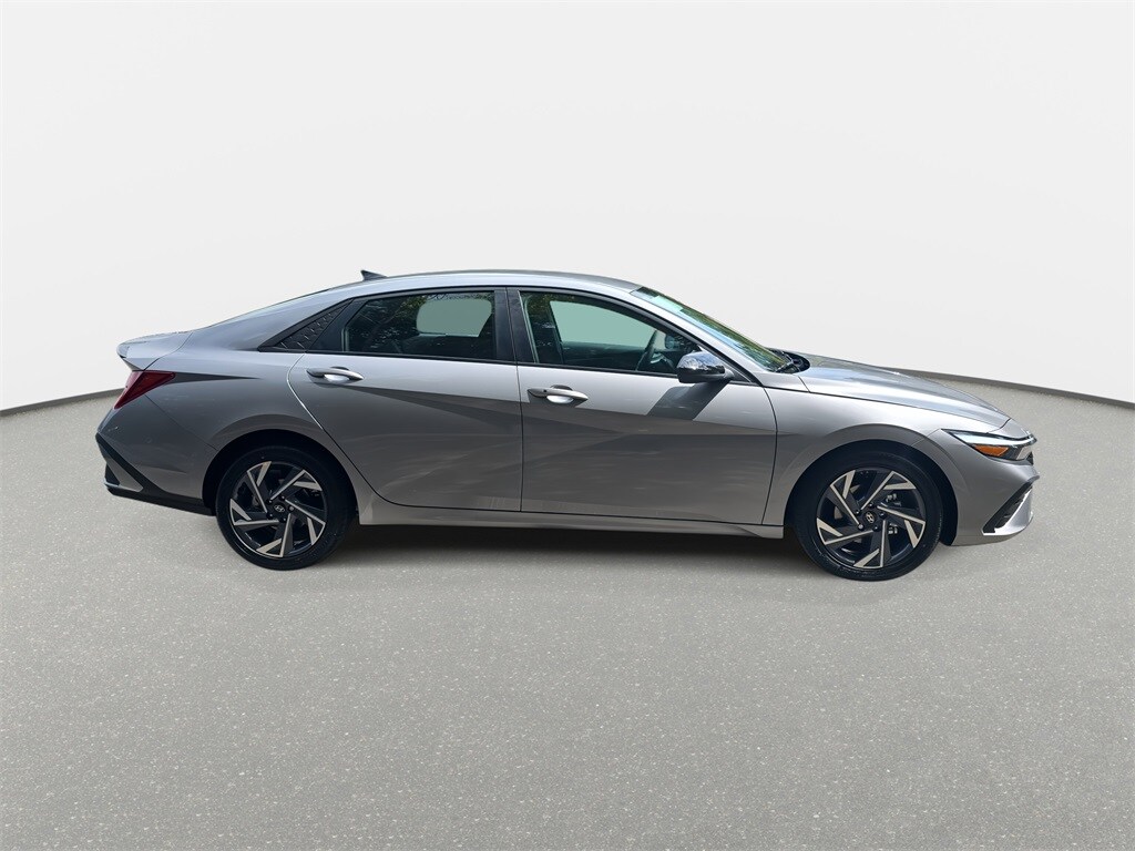 2025 Hyundai Elantra SEL Sport photo 2