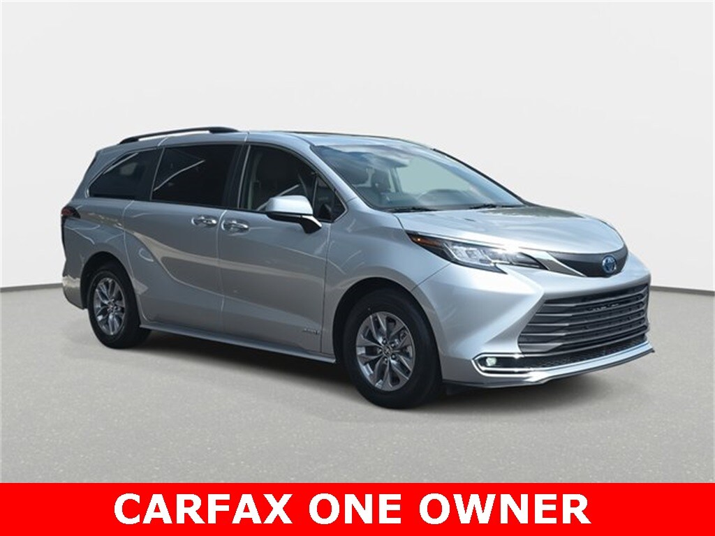2021 Toyota Sienna XLE photo 3