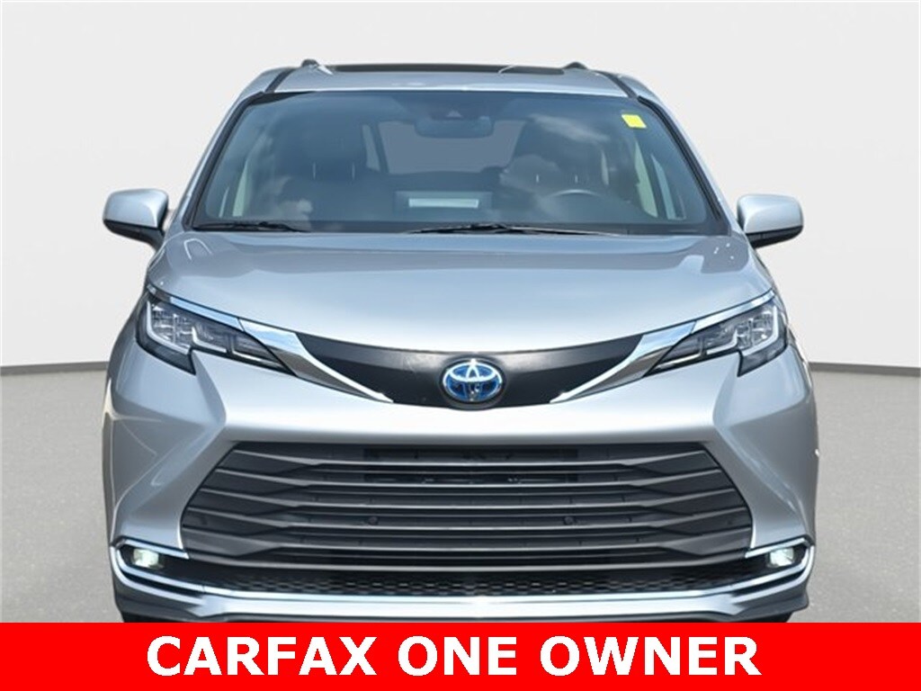 2021 Toyota Sienna XLE photo 2