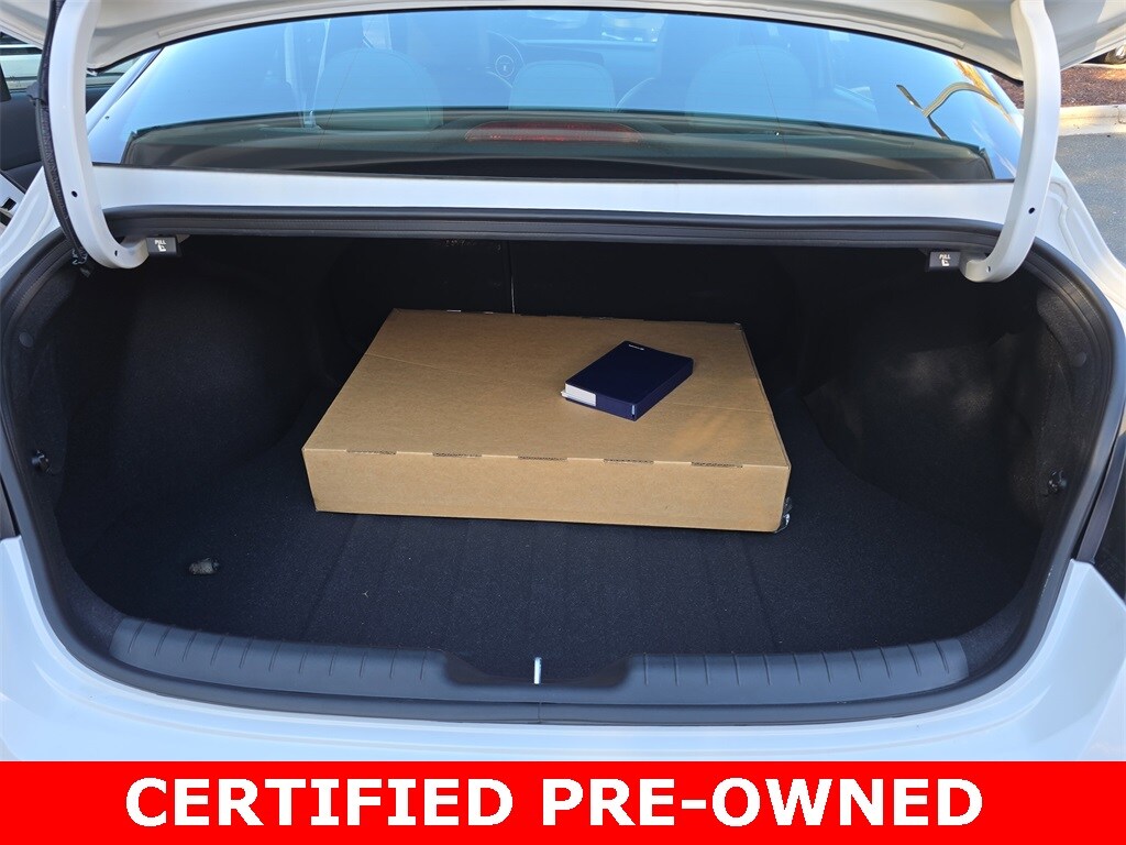 2025 Hyundai Elantra Limited - Photo 13