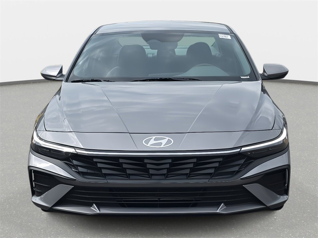 2025 Hyundai Elantra SE photo 2