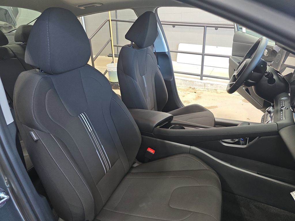 2025 Hyundai Elantra SEL - Photo 10