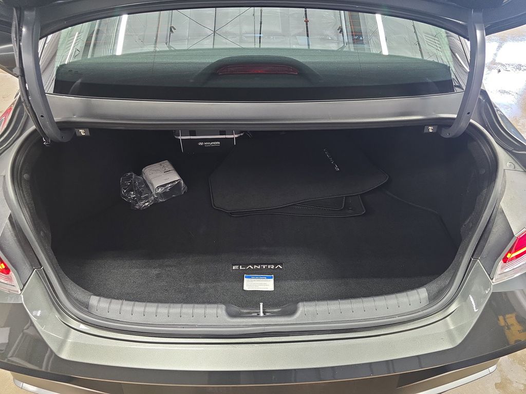 2025 Hyundai Elantra SEL - Photo 13