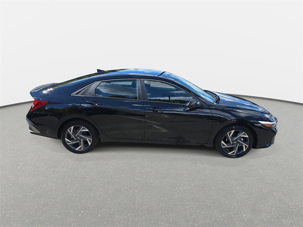 2025 Hyundai Elantra SEL Sport photo 4