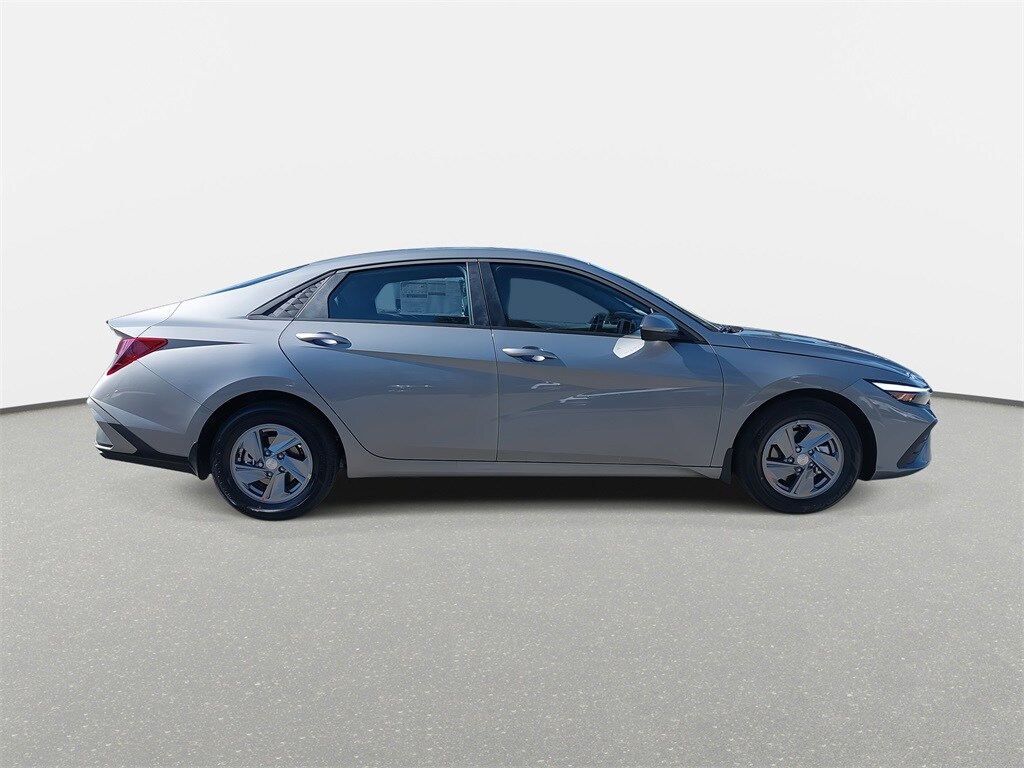2025 Hyundai Elantra SE photo 4