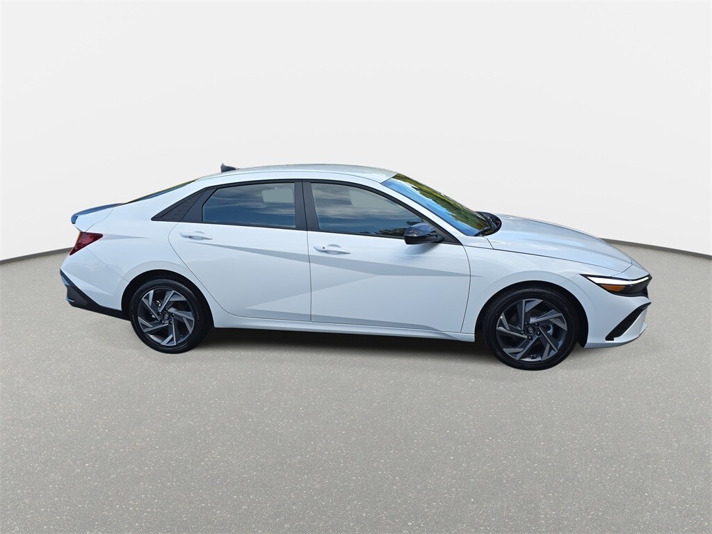 2025 Hyundai Elantra SEL Sport photo 4