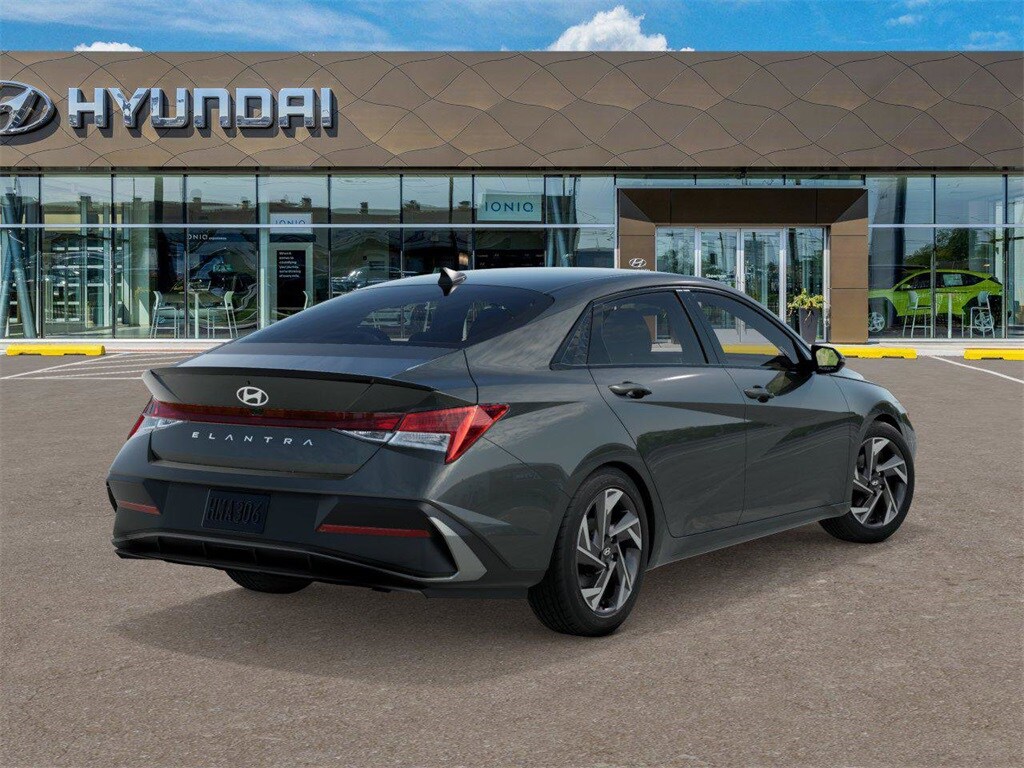 2025 Hyundai Elantra SEL Sport photo 2