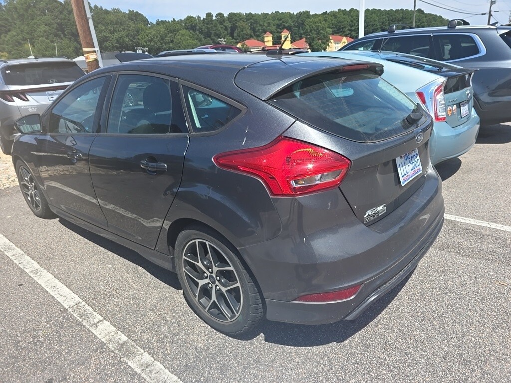 2016 Ford Focus SE photo 2