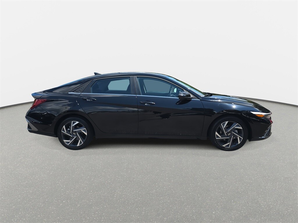 2025 Hyundai Elantra SEL Convenience photo 3