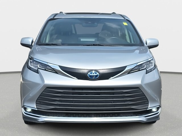 2021 Toyota Sienna XLE photo 2
