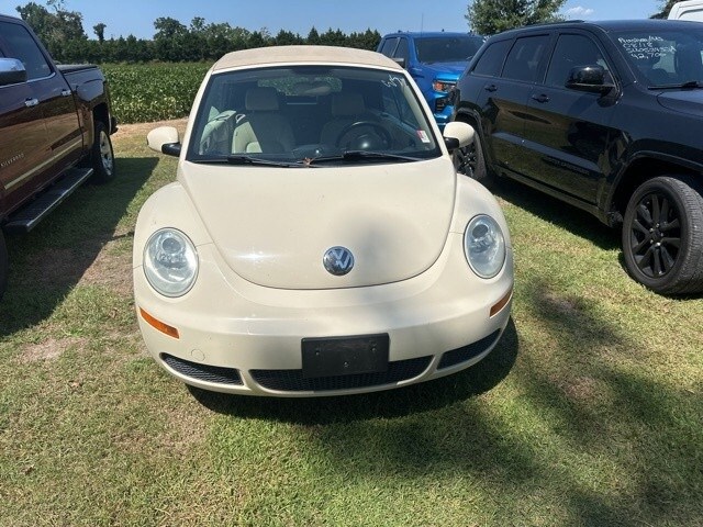 2008 Volkswagen Beetle SE Convertible photo 2
