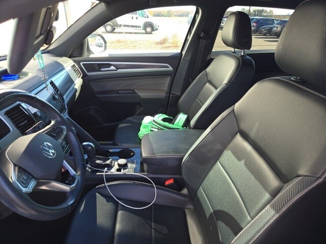 2022 Volkswagen Atlas Cross Sport SEL R-Line photo 4