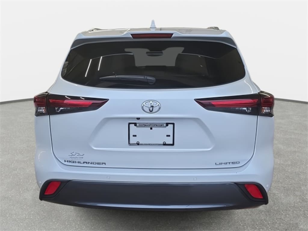 Used 2024 Toyota Highlander LE SUV