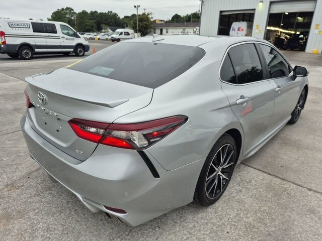 2021 Toyota Camry SE photo 3