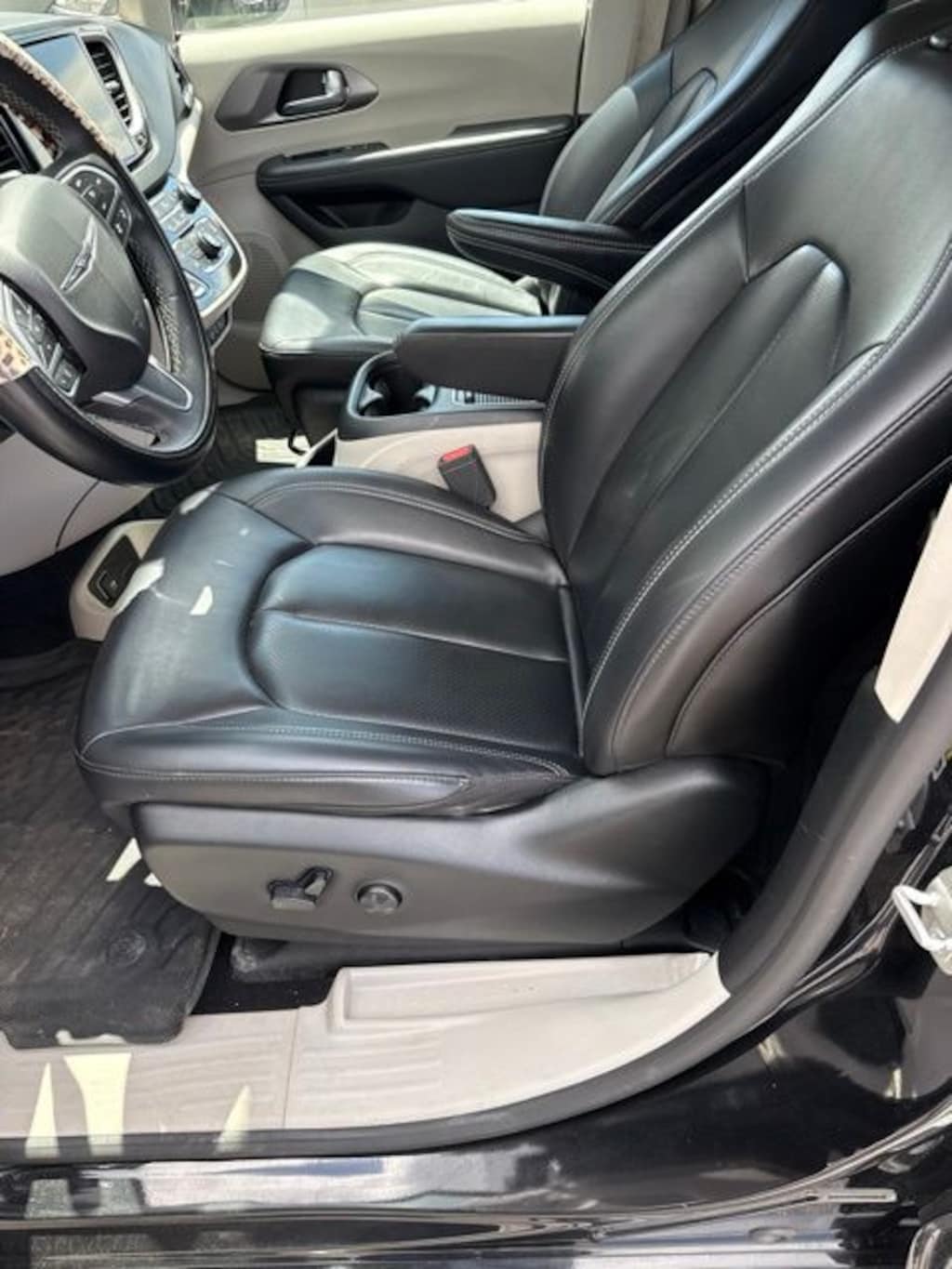 Used 2023 Chrysler Pacifica Touring L Van Passenger Van