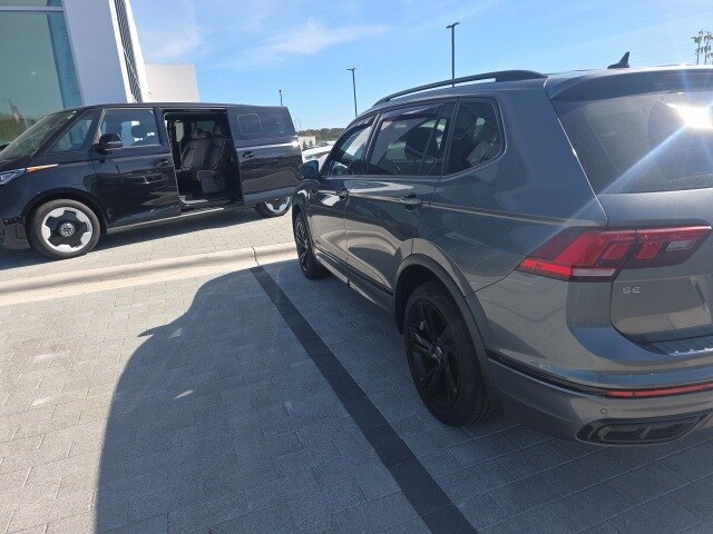 2023 Volkswagen Tiguan SE R-Line Black photo 4