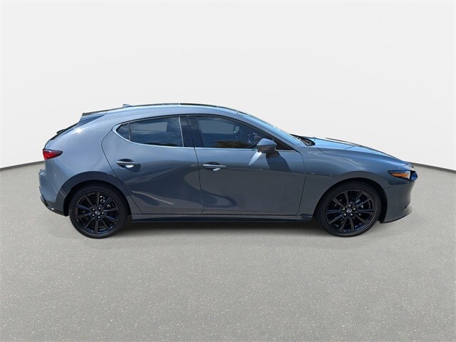 2022 Mazda Mazda3 Premium photo 4