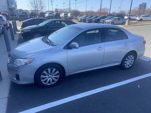 2013 Toyota Corolla LE photo 2