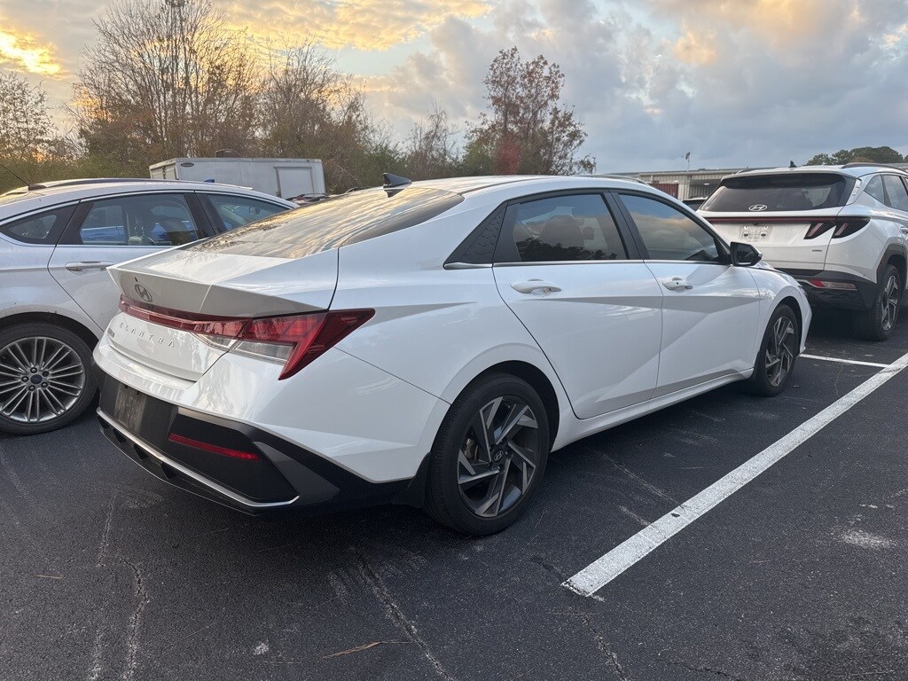 2024 Hyundai Elantra SEL Convenience photo 3