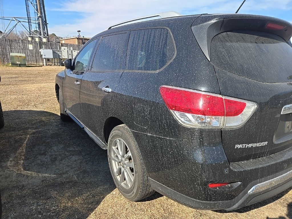 Used 2016 Nissan Pathfinder SV with VIN 5N1AR2MM0GC642841 for sale in Jacksonville, NC