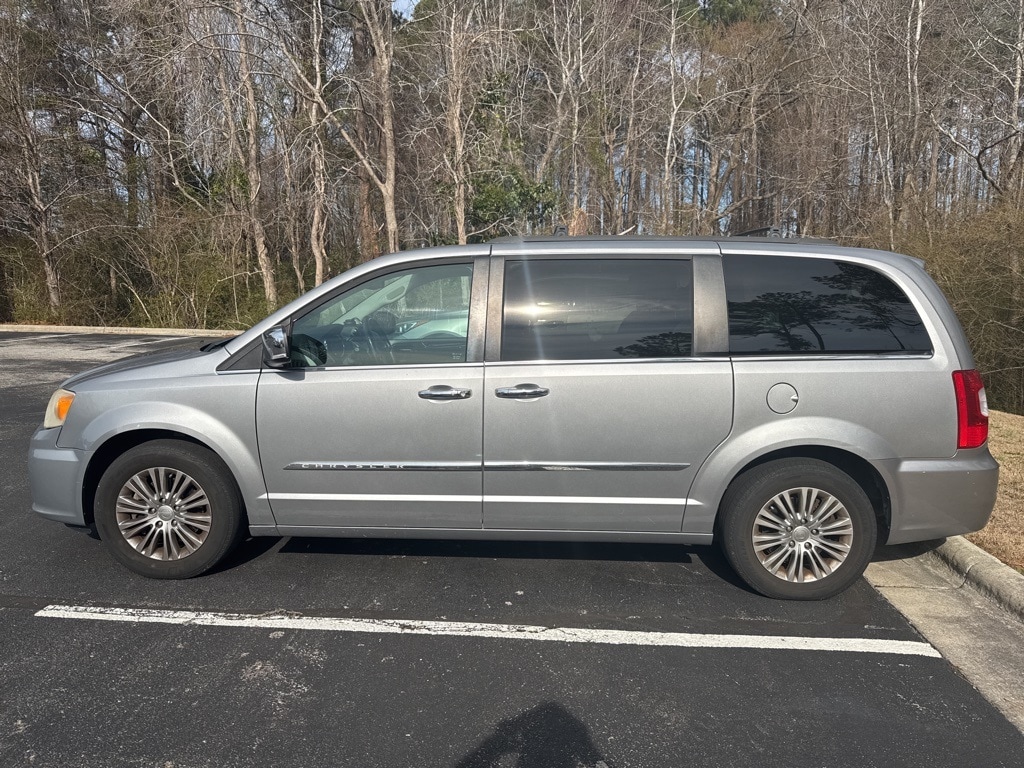 Used 2013 Chrysler Town & Country Touring-L Minivan/Van