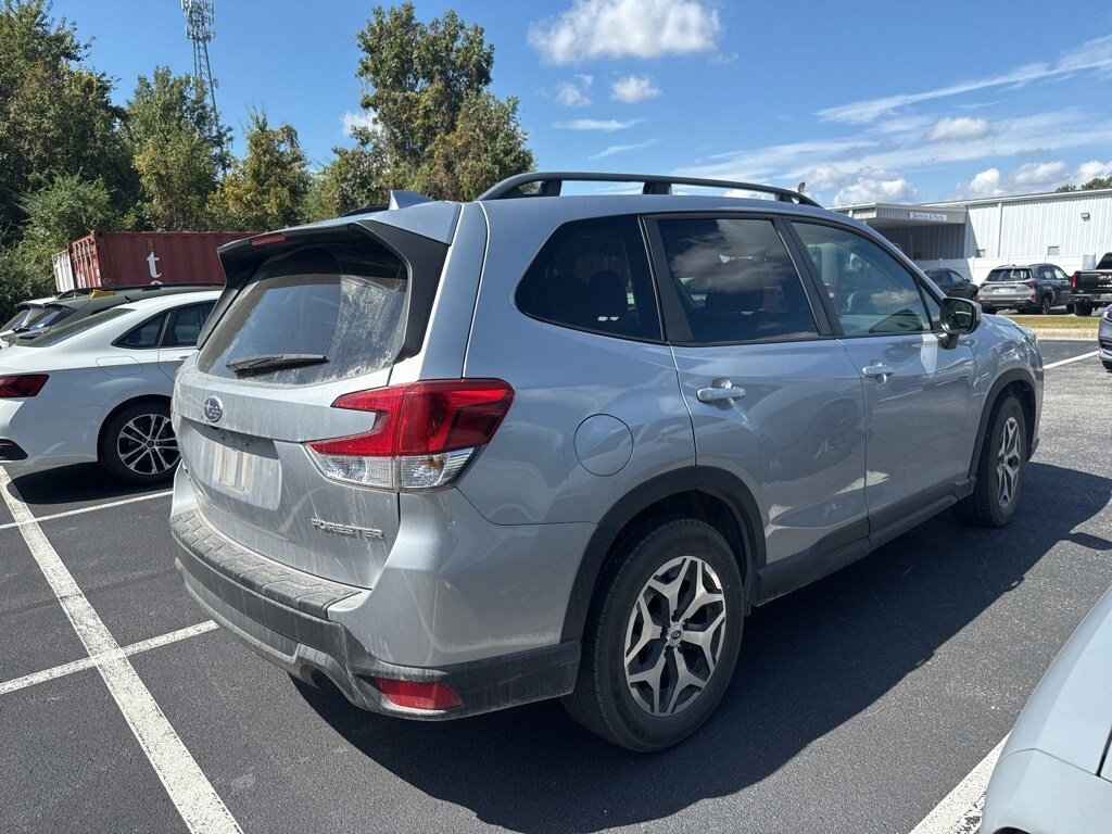 2022 Subaru Forester Premium photo 3