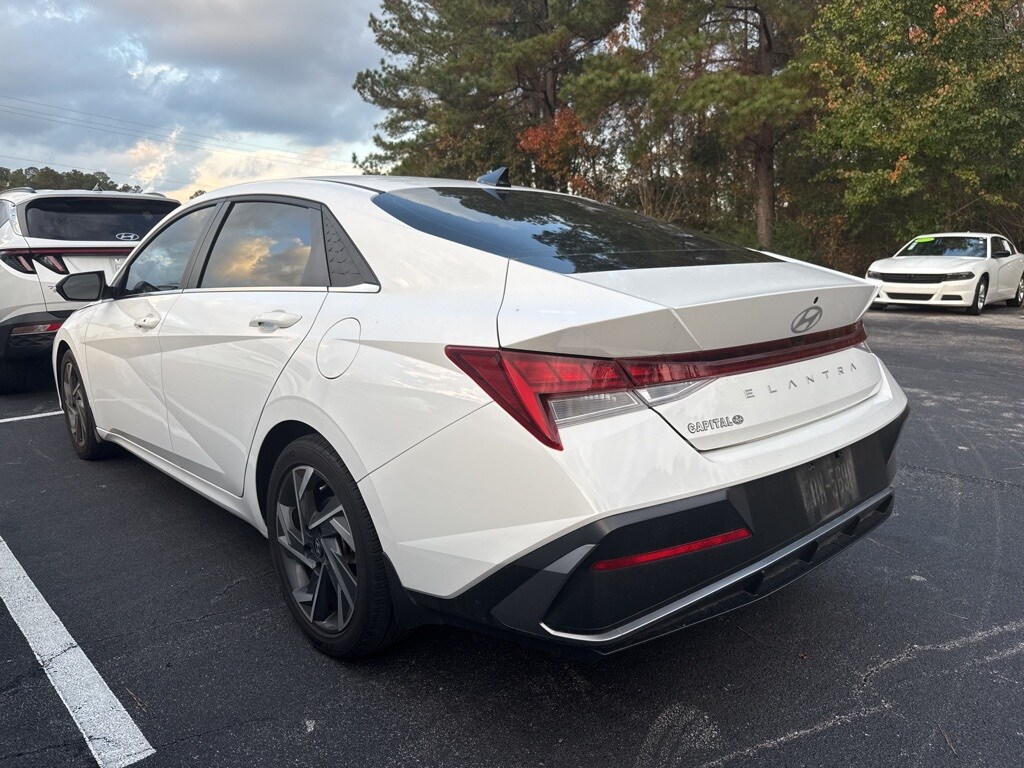 2024 Hyundai Elantra SEL Convenience photo 2