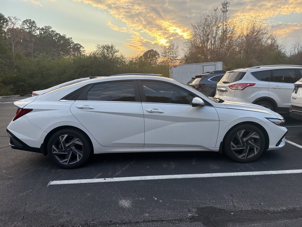 2024 Hyundai Elantra SEL Convenience photo 4