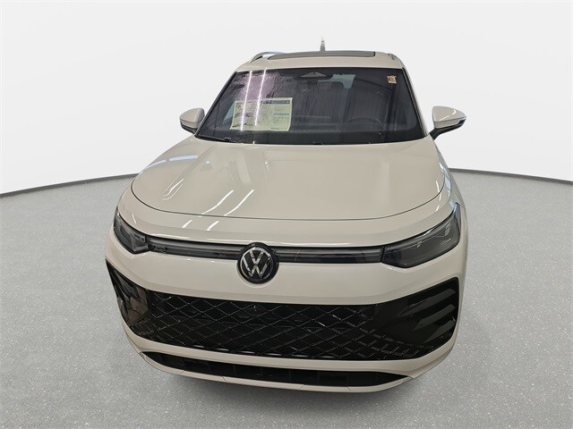 2026 Volkswagen Tiguan SEL R-Line photo 2