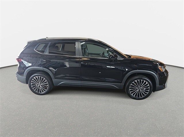 2025 Volkswagen Taos SE photo 3