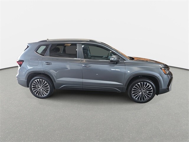 2025 Volkswagen Taos SE photo 2