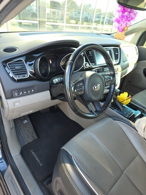 2017 Kia Sedona SX photo 4