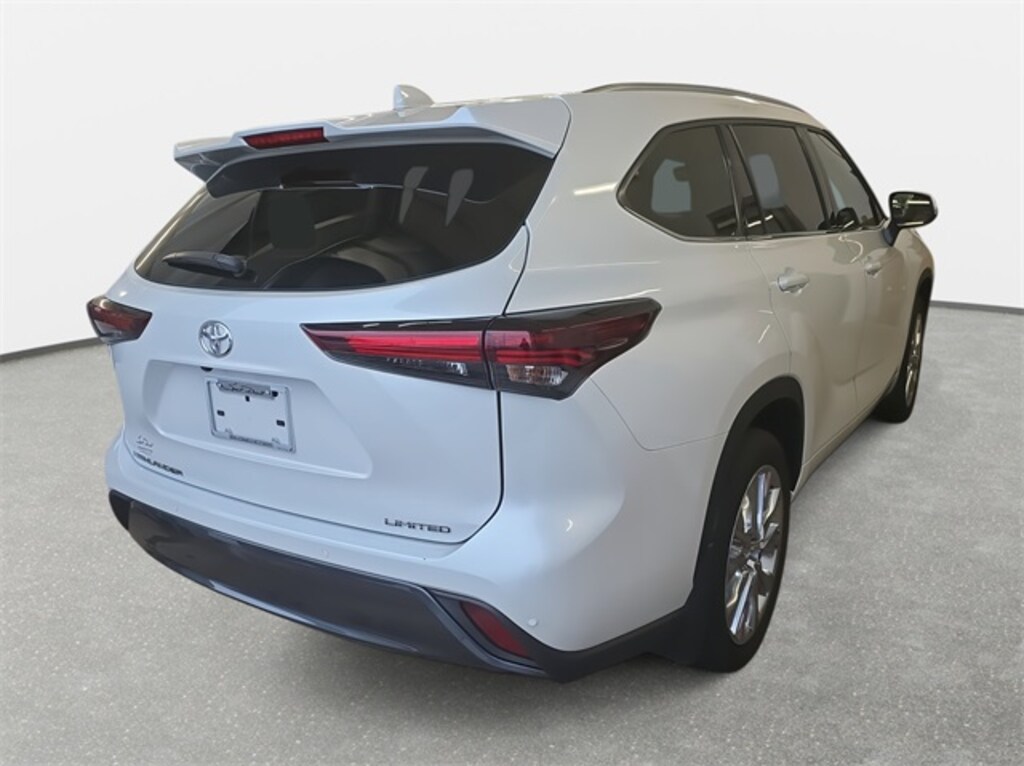 Used 2024 Toyota Highlander LE SUV