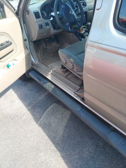 2004 Nissan Frontier XE photo 2