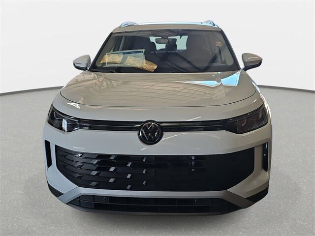 2025 Volkswagen Tiguan SE photo 2