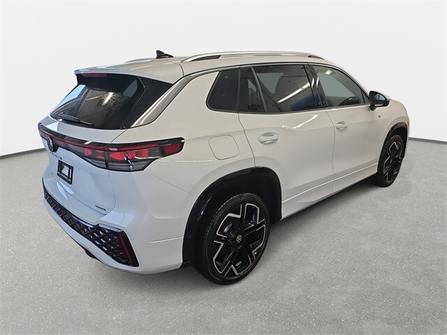 2026 Volkswagen Tiguan SEL R-Line photo 4