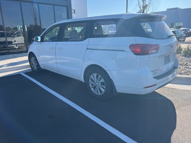 2017 Kia Sedona L photo 2