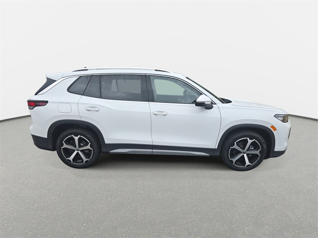 2025 Volkswagen Tiguan SE photo 2