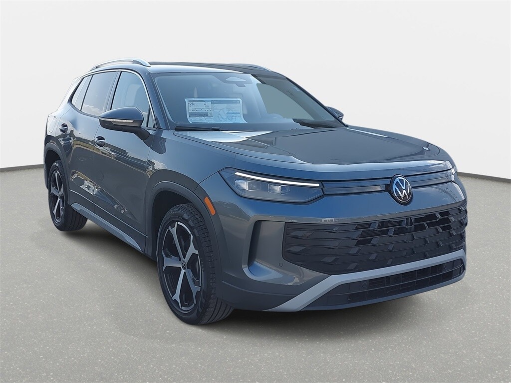 2025 Volkswagen Tiguan SE photo 3
