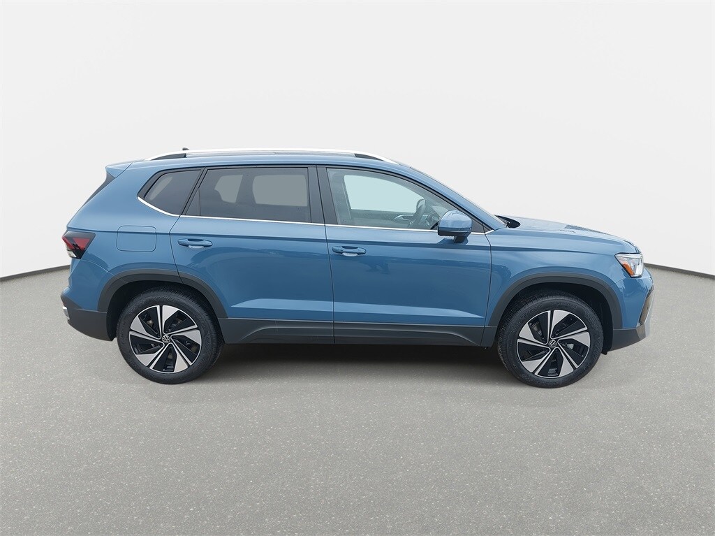 2025 Volkswagen Taos SE photo 4