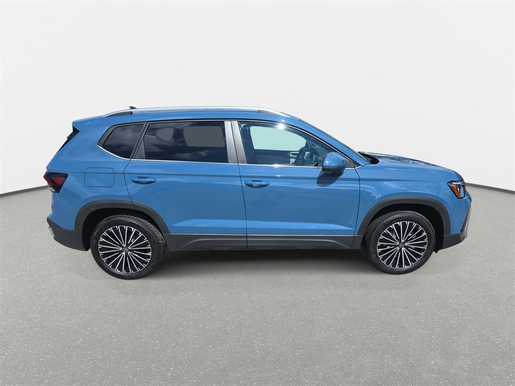 2025 Volkswagen Taos SE photo 4