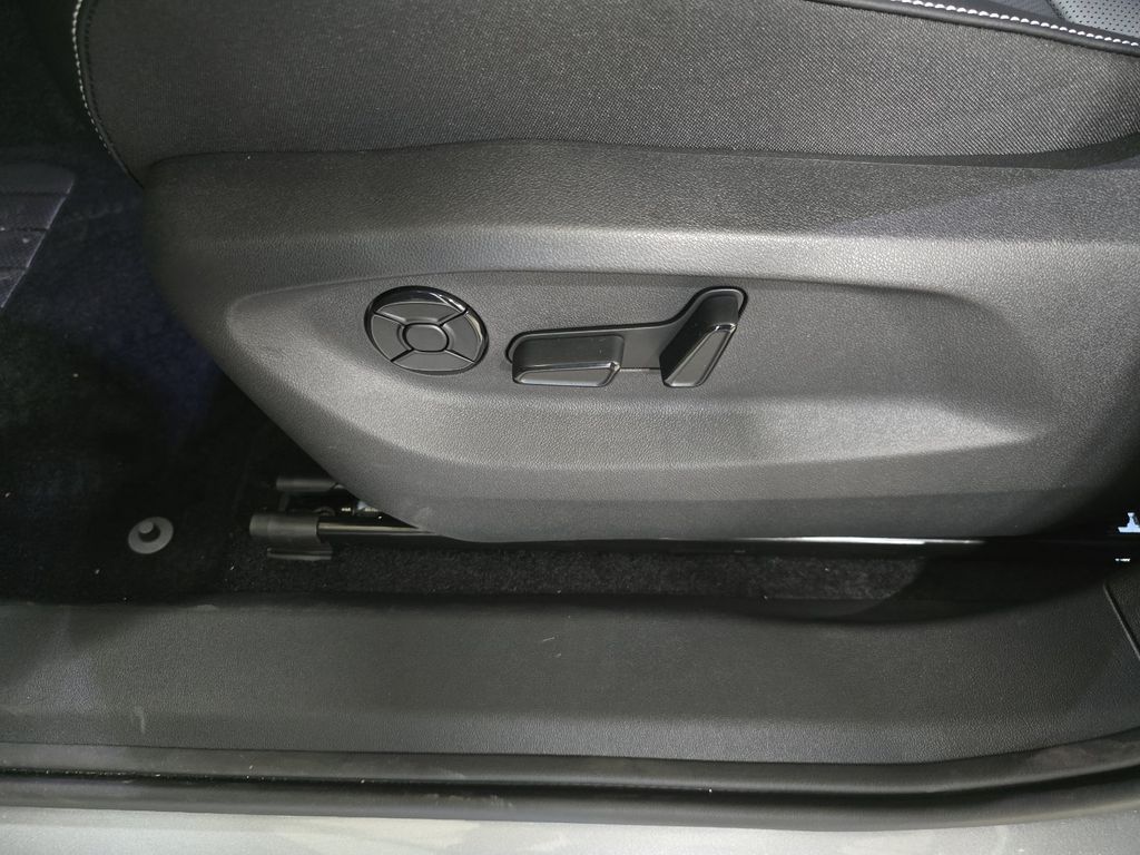 2026 Volkswagen Tiguan SE - Photo 28
