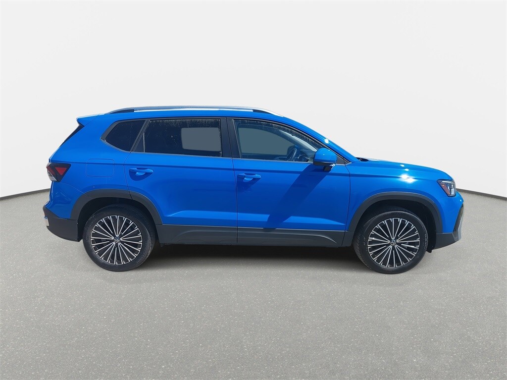 2025 Volkswagen Taos SE photo 4