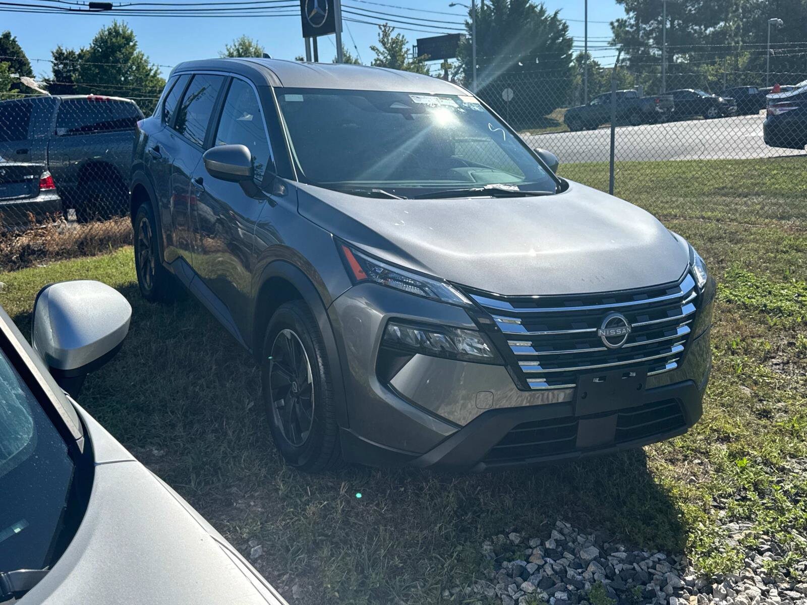 2024 Nissan Rogue SV photo 3