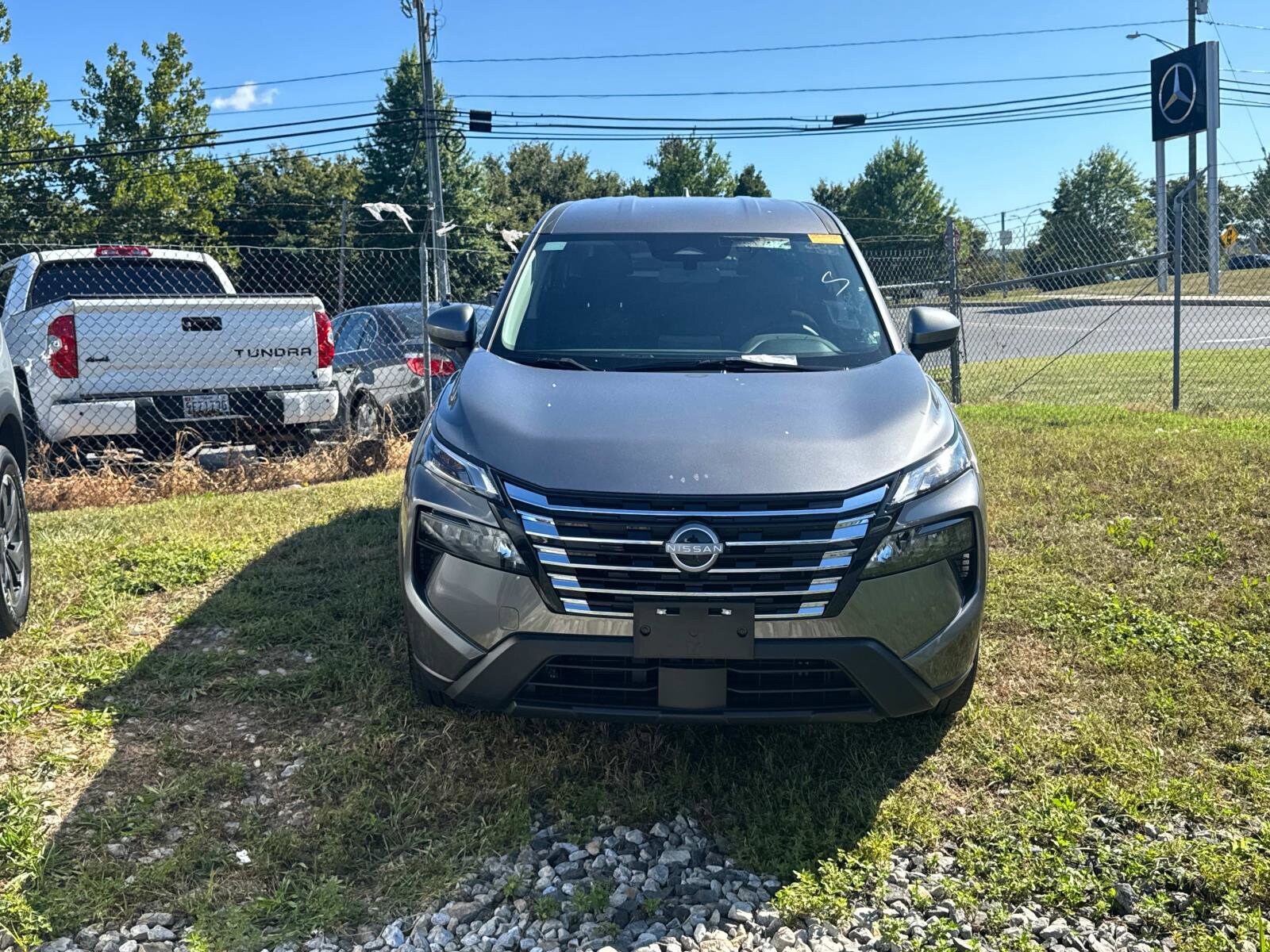 2024 Nissan Rogue SV photo 2