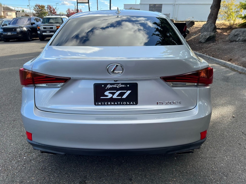 2017 Lexus IS 200t photo 3