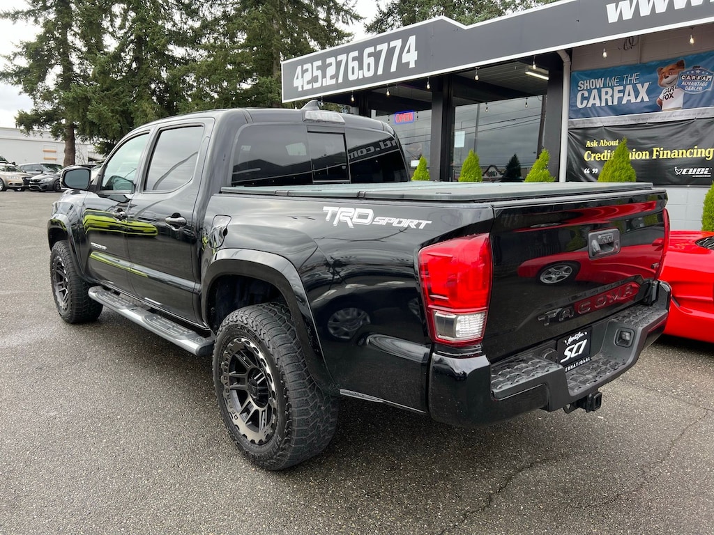 2017 Toyota Tacoma SR5 TRD Sport photo 3
