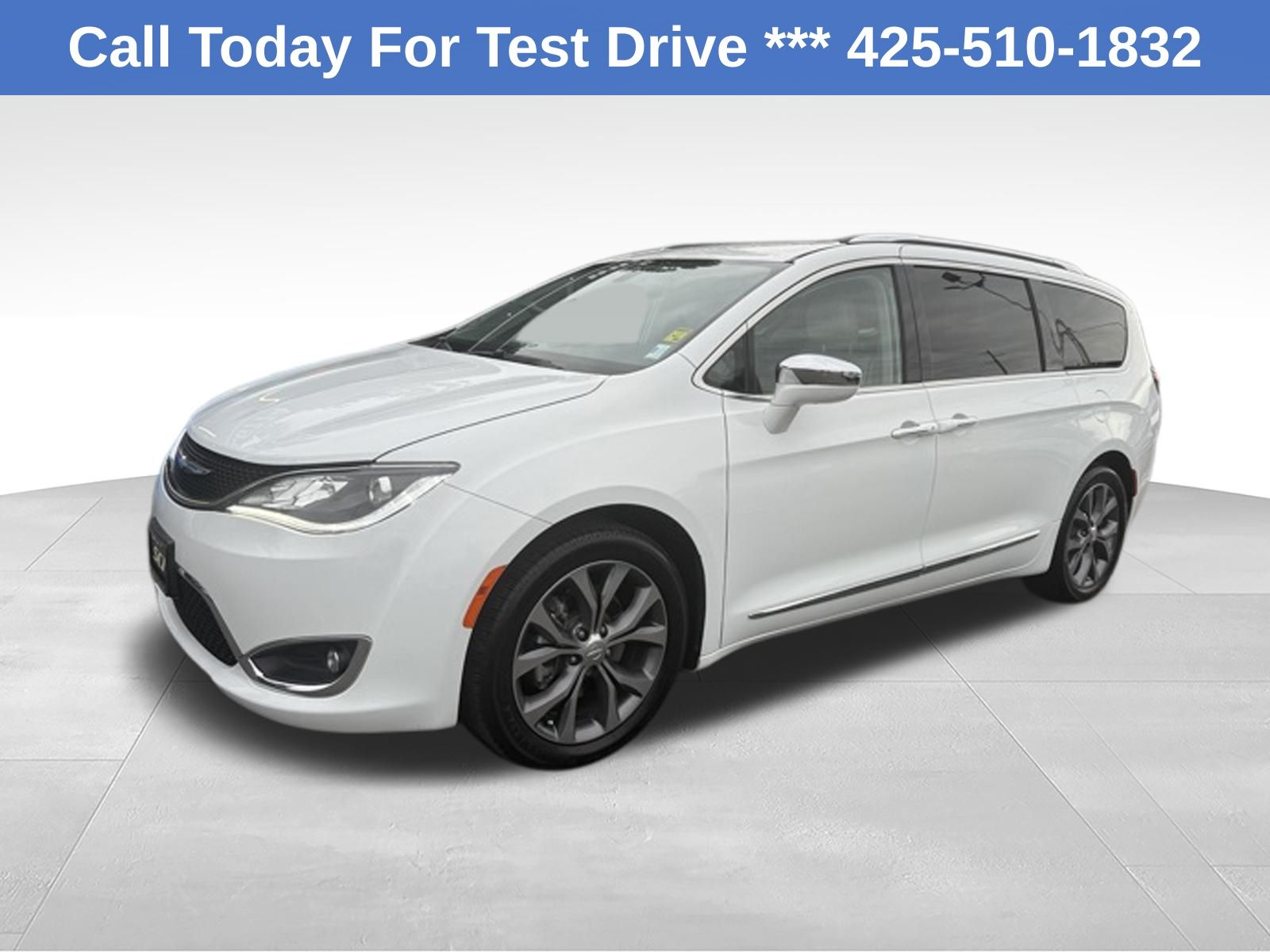 2017 Chrysler Pacifica Limited's photo